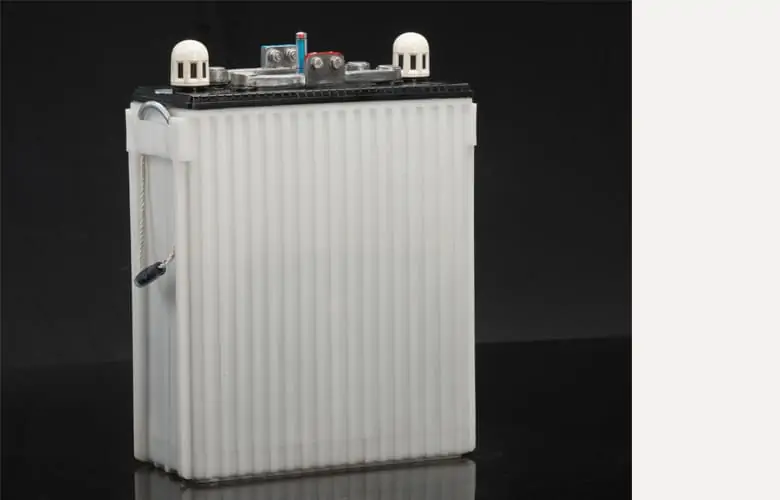 Heavy duty PPCP battery containers with vertical ribs to avoid bulging