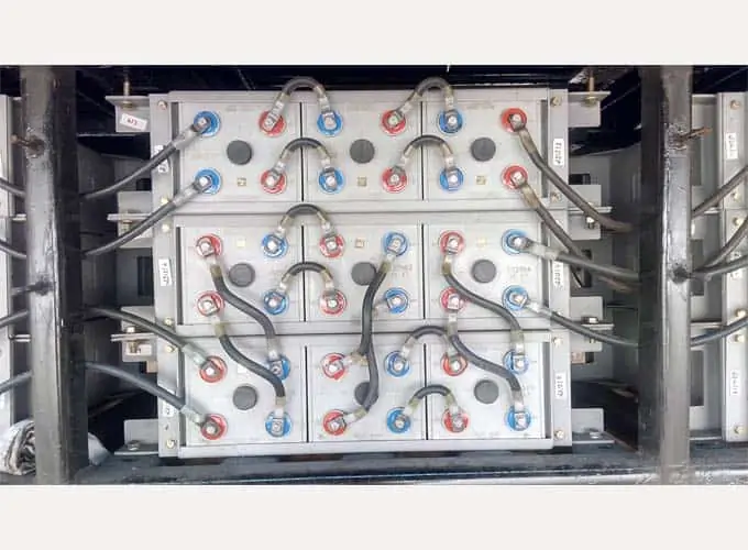 माइक्रोटेक्स ट्रेन लाइटिंग बैटरी 110V 1100Ah अंडरस्लंग बैटरी बॉक्स में बैटरी बैंक