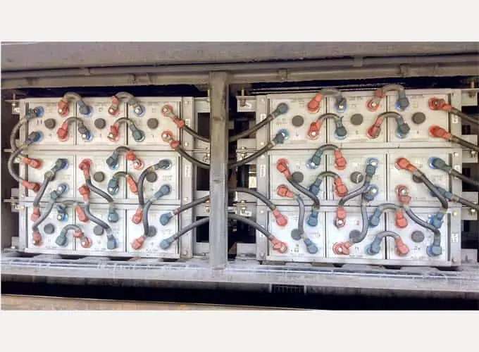 माइक्रोटेक्स ट्रेन लाइटिंग बैटरी 110V 1100Ah अंडरस्लंग बैटरी बॉक्स में बैटरी बैंक