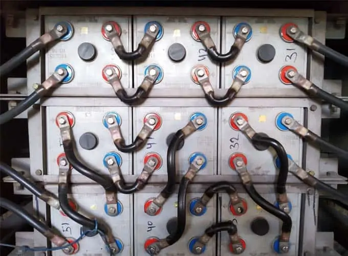 माइक्रोटेक्स ट्रेन लाइटिंग बैटरी 110V 1100Ah अंडरस्लंग बैटरी बॉक्स में बैटरी बैंक