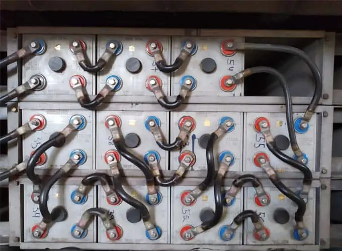 माइक्रोटेक्स ट्रेन लाइटिंग बैटरी 110V 1100Ah अंडरस्लंग बैटरी बॉक्स में बैटरी बैंक
